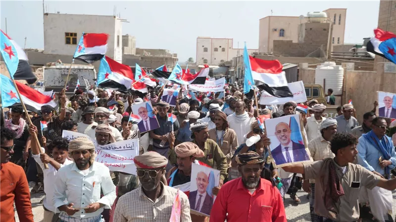 احتشاد جماهيري في سقطرى يؤكد التمسك بالسيادة والقرار الجنوبي ويرفض مشاريع الوصاية