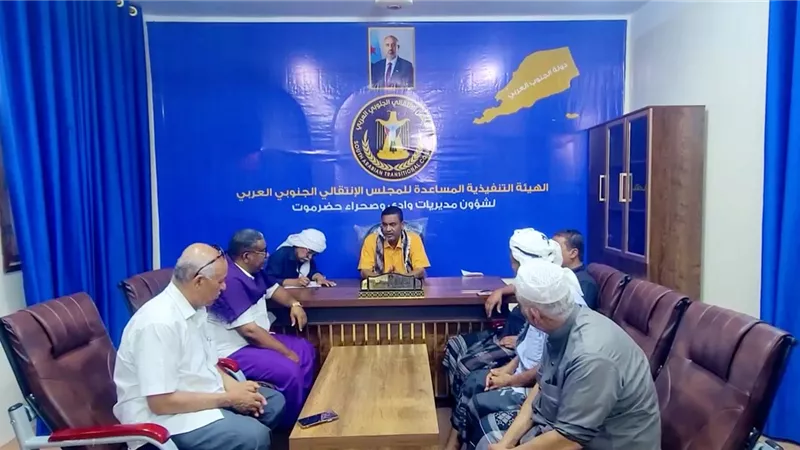 التميمي يلتقي عقال الأحياء السكنية بسيئون ويؤكد دورهم المحوري في تعزيز الأمن 
