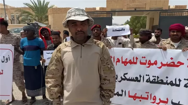 سيئون.. وقفة لكتيبة حضرموت للمهام الخاصة احتجاجا على قطع مرتباتها منذ 7 أشهر