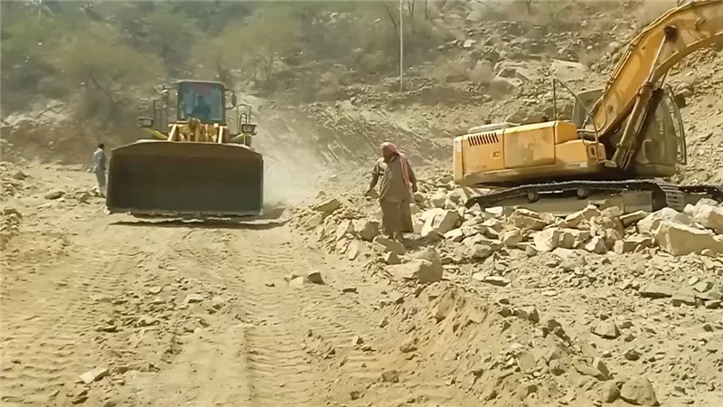 قيادات محلية وشخصيات اجتماعية تتفقد سير عمل مشروع طريق باتيس رصد يافع