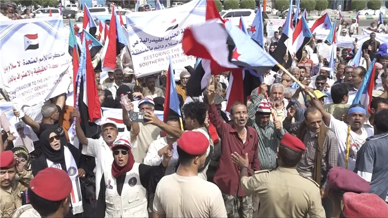 الاتحاد العام لنقابات عمال الجنوب ينظم وقفة احتجاجية للمطالبة بتحسين الخدمات 