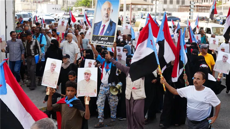 مسيرة جماهيرية بساحة الشهيد الجنيدي في عدن تنديدا بسياسات سلطات الوصاية