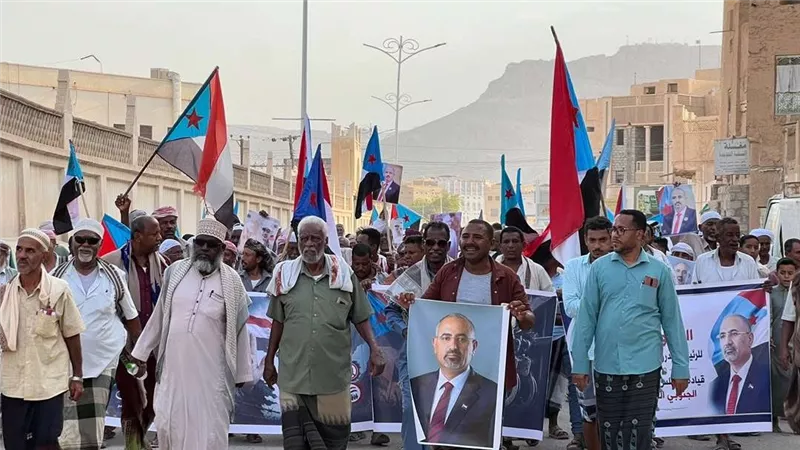 انتقالي تريم ينظم مسيرة جماهيرية حاشدة تجدد التفويض للرئيس الزُبيدي وترفض الوصاية الخارجية