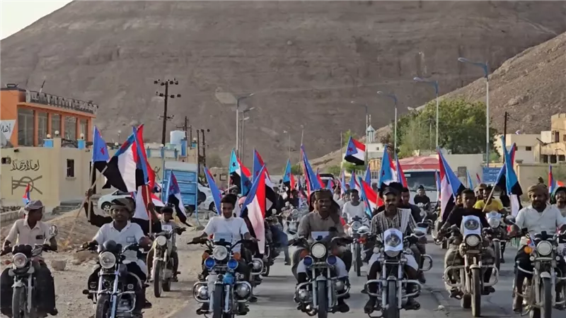 مسيرة جماهيرية حاشدة في السوم تجدد التفويض للرئيس الزُبيدي وترفض الوصاية الخارجية