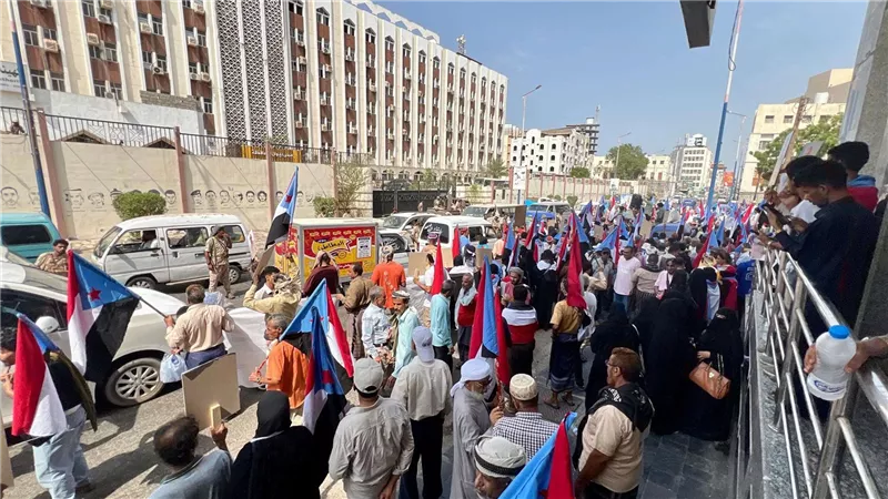 العاصمة عدن.. وقفة احتجاجية حاشدة ترفض الوصاية وتندد بتدهور الأوضاع المعيشية والخدمية