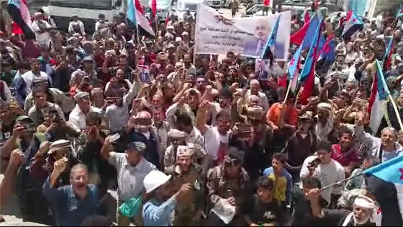 يتقدمهم الشيخ النقيب.. رباعيات يافع تنتفض بتظاهرات حاشدة رفضاً للوصاية والاحتلال اليمني