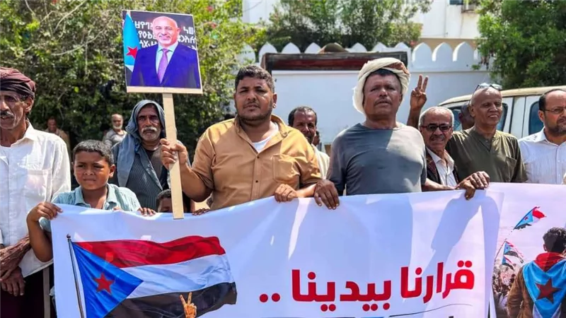 وقفة احتجاجية بالمكلا تتهم السلطة المحلية بالفساد وتحمل السعودية مسؤولية تدهور الأوضاع