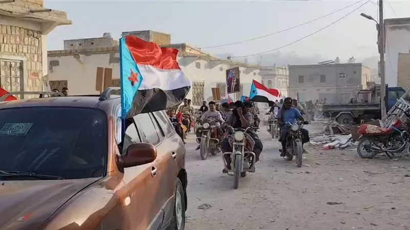 انتقالي قشن ينظم مسيرة جماهيرية حاشدة بالمركبات والدراجات النارية 