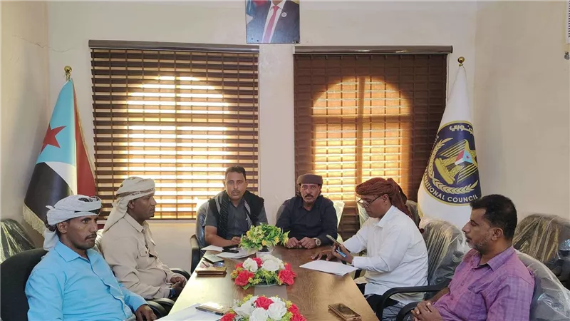 رئيس انتقالي سقطرى يناقش مع رئيس المجلس الوطني لأبناء المحافظة مستجدات الأوضاع 