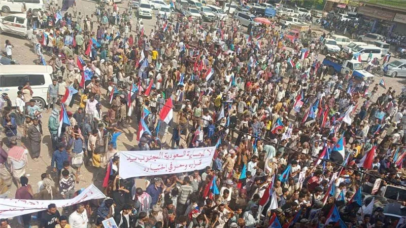 مسيرة جماهيرية حاشدة في ردفان تؤكد التمسك باستعادة الدولة الجنوبية ورفض الوصاية