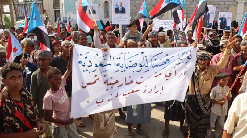 أبين تشهد وقفة جماهيرية حاشدة رفضاً للوصاية وتأكيداً على المضي نحو استعادة الدولة الجنوبية