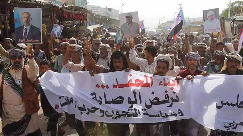 المحفد تنتفض بمسيرة جماهيرية حاشدة مسنودة بالدراجات النارية رفضا للوصاية وحرب الخدمات 