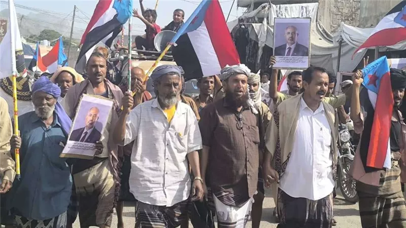 انتقالي طور الباحة ينظم مسيرة جماهيرية حاشدة رفضًا للوصاية وتجديدًا للتفويض للرئيس الزُبيدي
