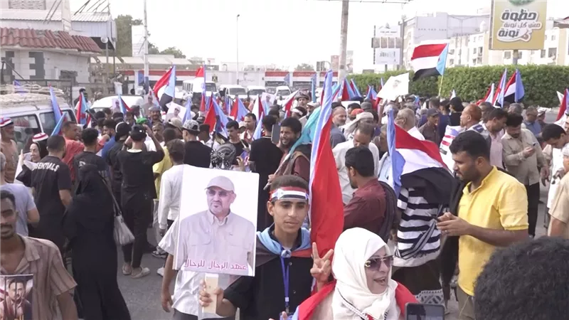 وقفة ومسيرة جماهيرية حاشدة في المنصورة تؤكد رفض الوصاية وحرب الخدمات