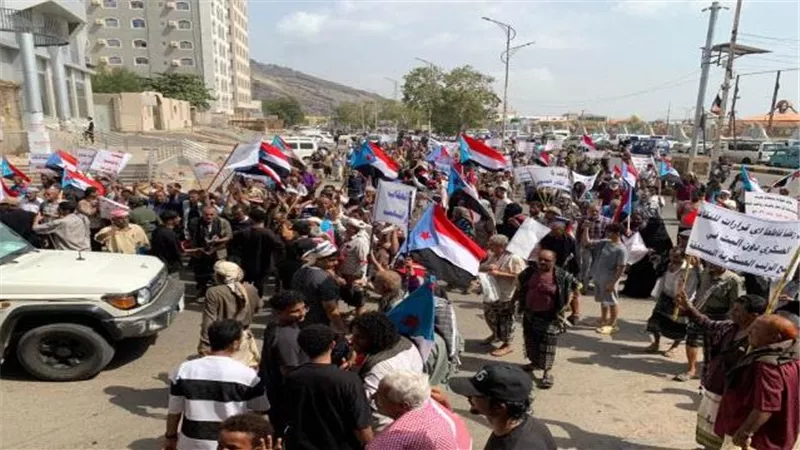 وقفة احتجاجية للعسكريين والأمنيين الجنوبيين أمام معاشيق للمطالبة بحقوقهم