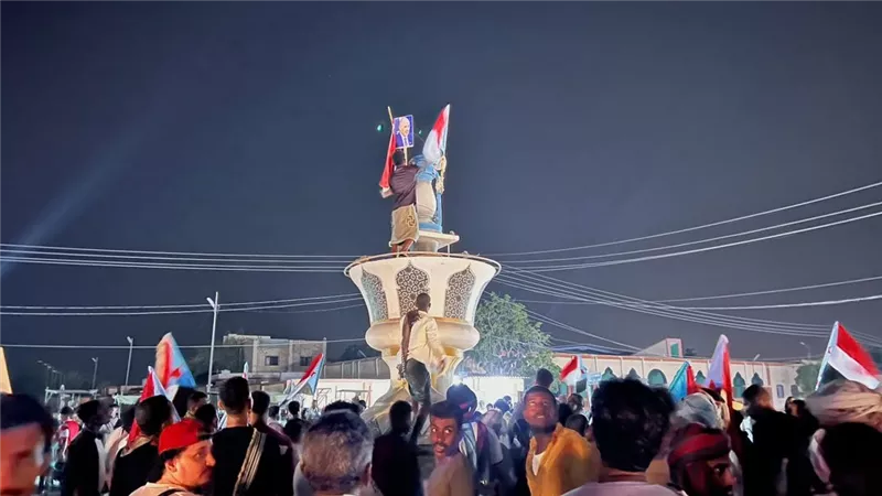 مسيرة جماهيرية في غيل باوزير تؤكد استمرار التصعيد وتجدد التفويض للرئيس الزُبيدي