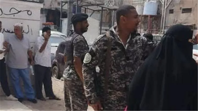 اقتحام مبنى نقابة عمال الجنوب في المعلا من قبل قوة عسكرية وإصابة رئيس النقابة