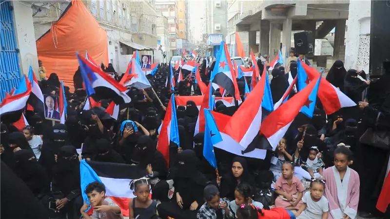المكلا.. فعالية نسوية كبرى تنديدا بتدهور الخدمات ونهب الثروات النفطية