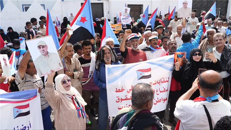 احتجاج أمام وزارة الشؤون الاجتماعية يرفض عودة نشاط الاتحادات العمالية اليمنية في عدن