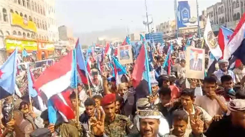 مسيرة جماهيرية حاشدة في لبعوس رفضًا للوصاية وتجديدًا للتفويض للرئيس الزُبيدي