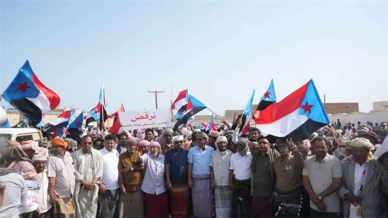 سقطرى تشهد مسيرة جماهيرية حاشدة رفضًا للوصاية والاحتلال وتأكيدًا على التمسك بالقرار الجنوبي واستعادة الدولة