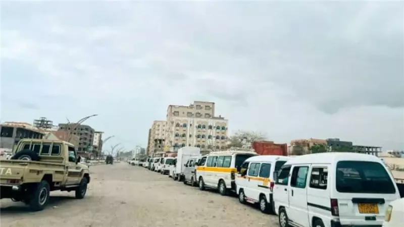 أزمة غاز خانقة تشل العاصمة عدن.. مواطنون يوثقون طوابير للبشر والسيارات