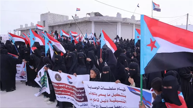 المهرة.. وقفة احتجاجية ومسيرة نسائية حاشدة بالغيضة ضمن برنامج التصعيد الشعبي