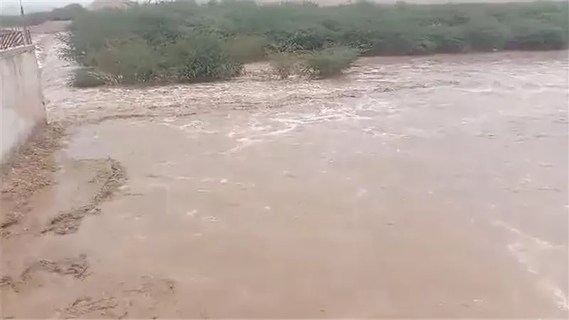 سيول جارفة تجتاح أحور وتقطع الطريق الرابط بين العاصمة عدن حضرموت 