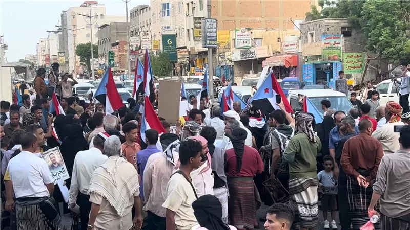 أبناء العاصمة عدن يحتشدون أمام سجن المنصورة المركزي تضامناً مع البطل معين المقرحي