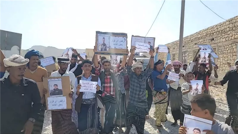 أبناء قلنسية وعبدالكوري يحتجون رفضا لإقالة قائد أمن المديرية ويطالبون بإعادته إلى منصبه