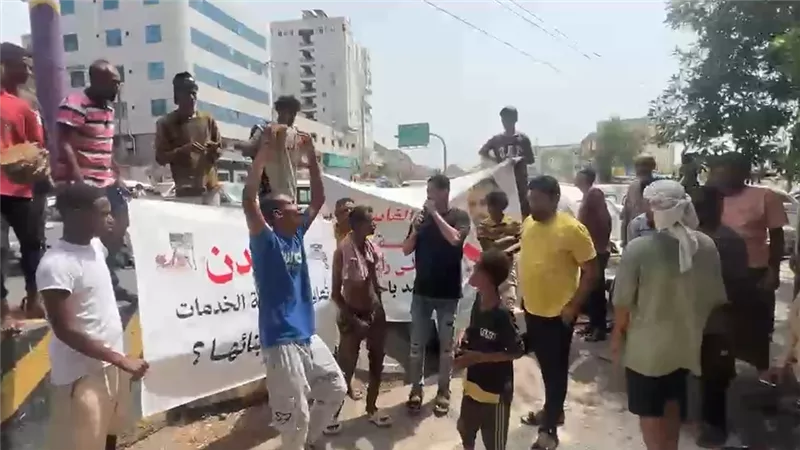 احتجاجات شعبية بالعاصمة عدن للمطالبة بحلول عاجلة لأزمة المياه 