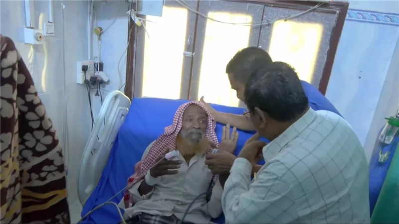 التميمي يزور المناضل سالم باشراحيل في أحد مستشفيات سيئون لتلقي العلاج 