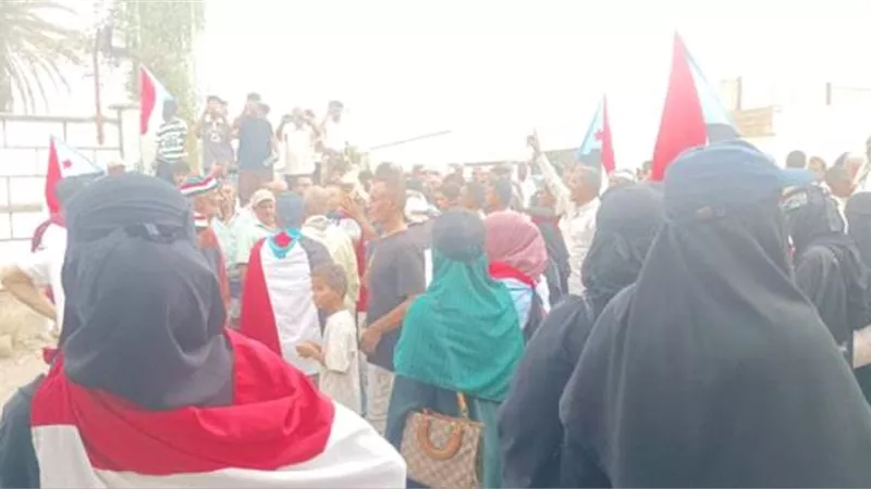 في إطار التصعيد الشعبي والعصيان المدني.. وقفة احتجاجية حاشدة أمام وزارة الكهرباء بالعاصمة عدن
