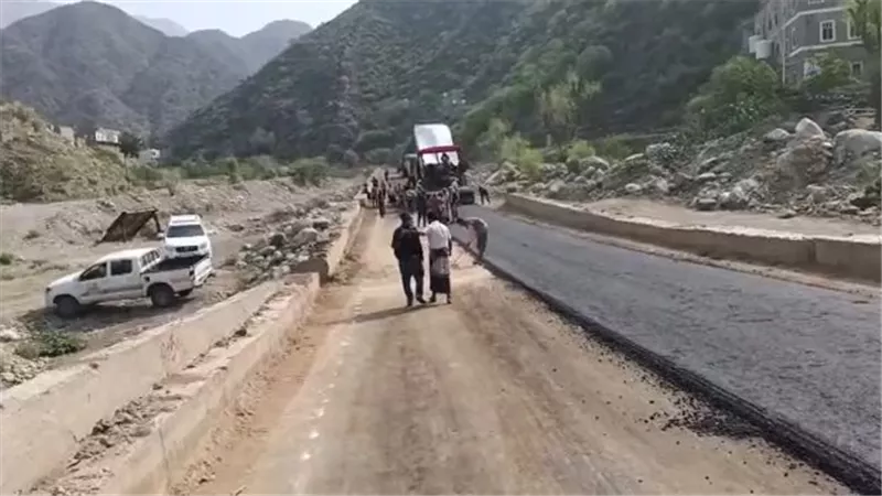 تدشين أعمال سفلتة المرحلة الأولى من طريق بئر العروس – عقور – المفلحي