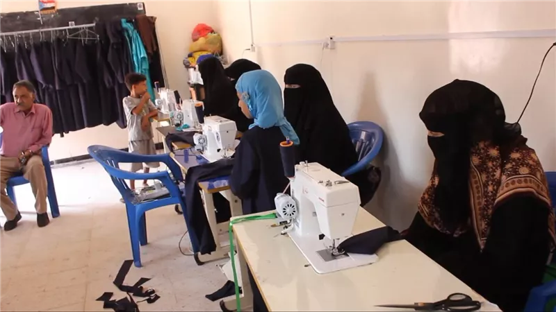 مدير عام الحصين يتفقد معمل الخياطة ويشدد على دعم المشاريع الإنتاجية