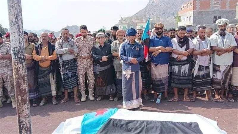 الحالمي يتقدم موكبًا مهيبًا لتشييع الشهيد عبدالرحيم مثنى صالح في ردفان
