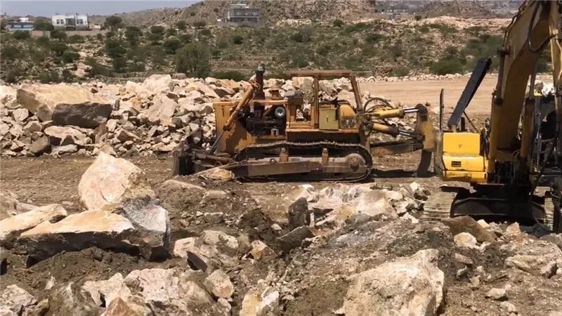 مدير عام الشعيب بالضالع يتفقد مشروع ملعب مكلان الرياضي