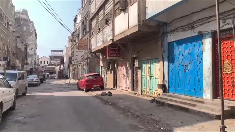 تواصل العصيان المدني بالعاصمة عدن رفضا للوصاية وحرب الخدمات 