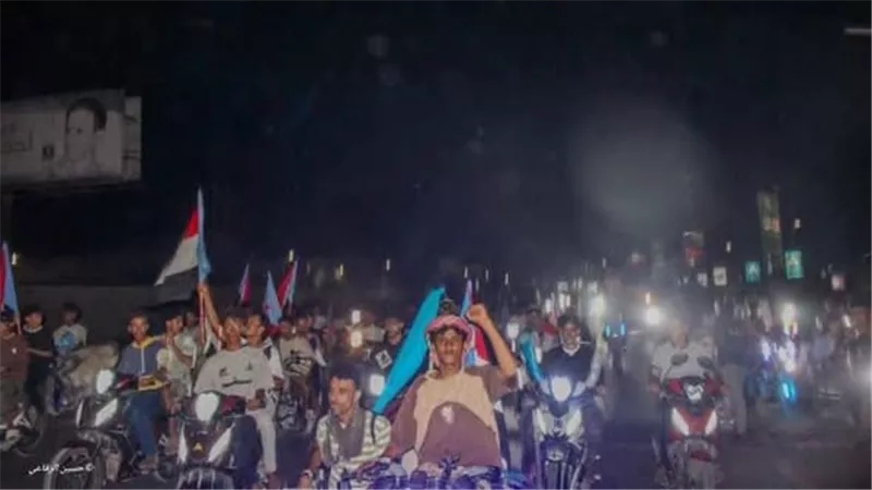 مسيرات احتجاجية بالدراجات النارية لأبناء العاصمة عدن تنديدا بالانهيار الخدمي والاقتصادي