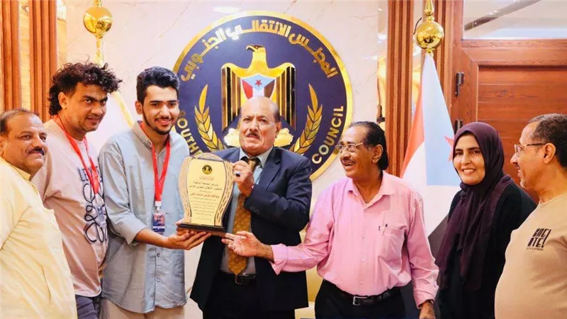 هرهرة يكرم الحافظ عبدالله فارس لحصوله على المركز الثاني في جائزة محمد السادس الدولية