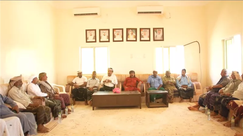 اجتماع موسع في مجلس السلطان بن عفرار يؤكد التمسك بالثوابت الوطنية ورفض المكونات المشبوهة