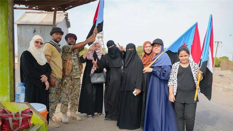 انتقالي العاصمة عدن ينفذ حملة لتوزيع ورفع أعلام الجنوب في النقاط الأمنية والعسكرية