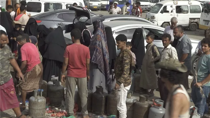 أزمة الغاز المنزلي تتفاقم في العاصمة عدن وسط اختناقات حادة وتداعيات معيشية واقتصادية