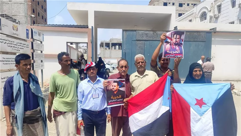 وقفة احتجاجية أمام محكمة المنصورة تضامنًا مع المناضل معين المقرحي 