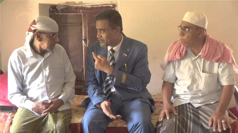 التميمي يطمئن على صحة عضو المجلس الاستشاري عبدالله بن الشيخ أبوبكر