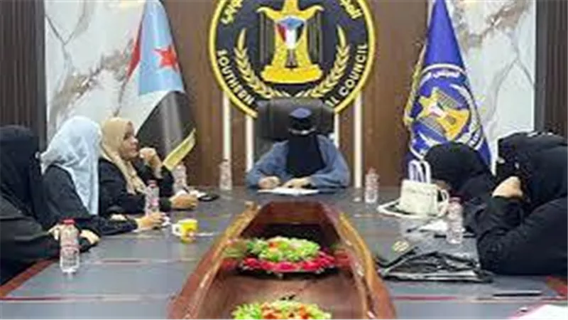 انتقالي العاصمة عدن يناقش تفعيل عمل أقسام المرأة والطفل وتعزيز برامجها