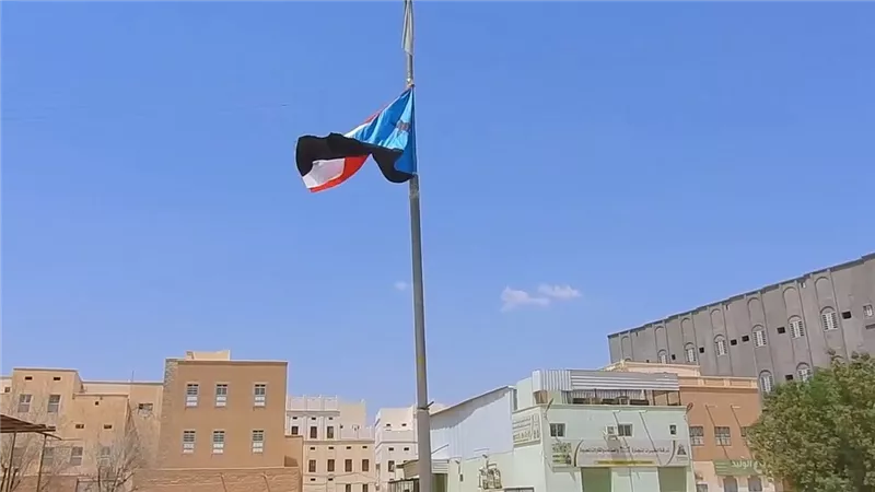 شباب الغضب يواصلون حملة رفع أعلام الجنوب بحي القرن بسيئون