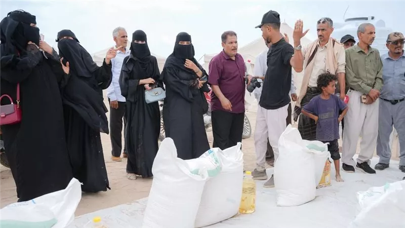 انتقالي العاصمة عدن يتفقد مخيم النازحين في رأس عمران ويطلع على احتياجاتهم الصحية والإنسانية