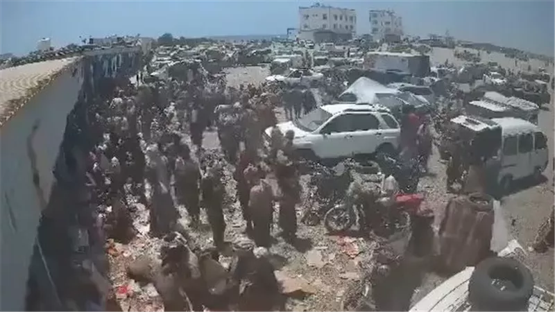 مليشيا الحوثي تستهدف بالصواريخ سوقا شعبيا بمديرية المضاربة ورأس العارة قرب باب المندب