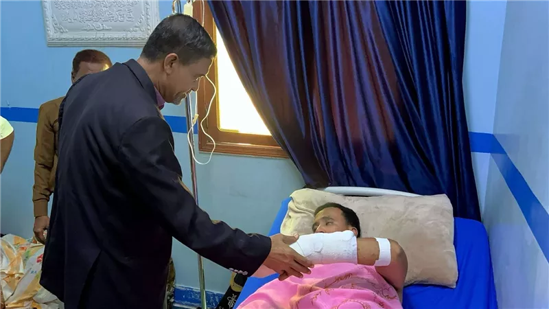 التميمي يطمئن على صحة أحد ضباط القوات المسلحة الجنوبية